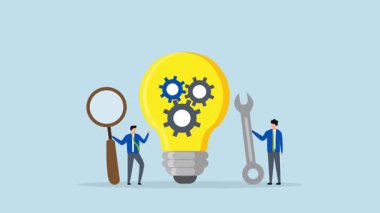 Ürün geliştirme, büyüteçle girişimcinin 4k animasyonu ve dişlilerle ampul konsepti.