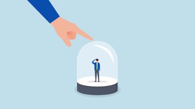 Müşteri koruma, iş adamının 4k animasyonu küçük çalışanları içeride tutmak için cam tutuyor..