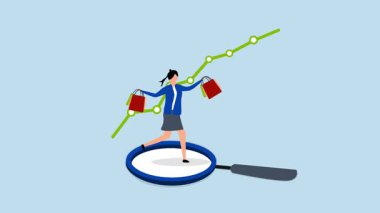 Müşteri görüşü, kadın alışverişçi büyüteçle incelerken dolup taşan torbaları tutuyor..