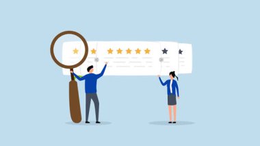 Pazarlama ekibi, tatmin olmak için yıldız reytinglerini gözlemler ve değerlendirir..