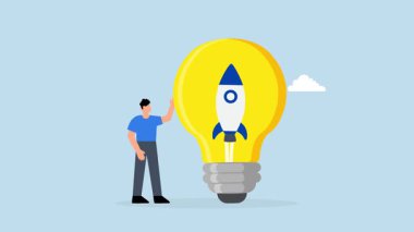Girişimcilik, iş kurucu sahibi yenilikçi roketle ampulün başında duruyor.