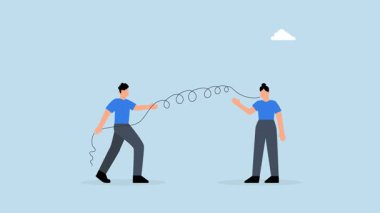 İşletme yöneticisi müşteri yorumlarını dinleyerek sorunun çözümüne yardımcı olur.