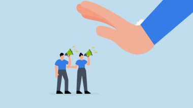 Şirketin çalışanları megafonlu yöneticilere olumsuz el kaldırıyorlar..