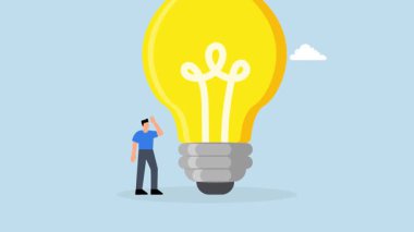 Büyük boy bir fikir ampulüyle düşünen iş adamı..