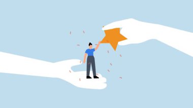 Güven kazanmış bir iş kadını büyük bir el ile ayakta duruyor ve yıldız ödülü alıyor..