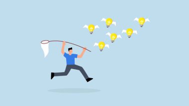 Yeni iş fikirleri yakalar, iş adamı avlar ve kelebek ağıyla ampulleri uçurma fikirlerini yakalar..