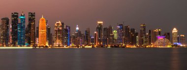 Doha, Katar - 23 Aralık 2019: Skyline Gece Görüşü, Doha 'nın Finans Bölgesi (West Bay).