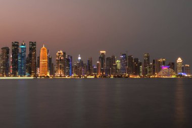 Doha, Katar - 23 Aralık 2019: Skyline Gece Görüşü, Doha 'nın Finans Bölgesi (West Bay).