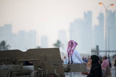 Doha, Katar - Mart 05, 2019: Geleneksel giyimli Katar ailesi eski pazar pazarı Souk Waqif 'te takılır..