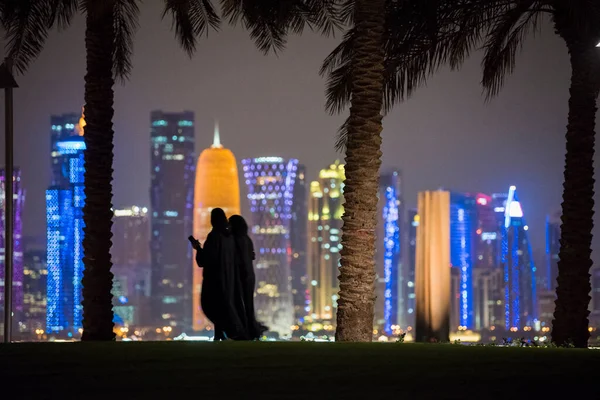 Doha Catar Outubro 2022 Qatari Uma Caminhada Noturna Parque Museu — Fotografia de Stock
