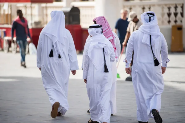 Doha Qatar Marzo 2019 Famiglia Del Qatar Abiti Tradizionali Ritrova — Foto Stock