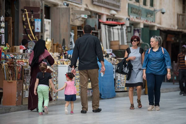 Ντόχα Κατάρ Μαρτίου 2019 Οικογένεια Κατάρι Παραδοσιακή Ενδυμασία Συχνάζει Στο — Φωτογραφία Αρχείου
