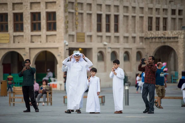 Doha Qatar Mars 2019 Qatari Familien Tradisjonelt Antrekk Henger Det – stockfoto