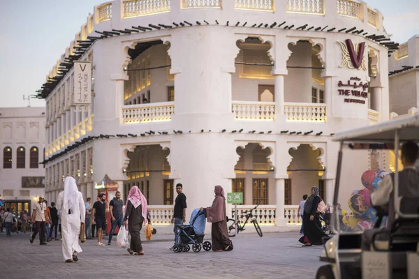 ドーハ カタール 2019年3月5日 伝統的な衣装を着たカタールの家族が古いバザール市場でたむろする Souk Waqif — ストック写真