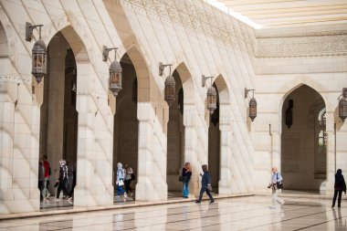 Muscat, Umman - 05 Mart 2019: Sultan Qaboos Büyük Camii 'nde turist turu.