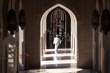 Muscat, Umman - 05 Mart 2019: Sultan Qaboos Büyük Camii 'nde turist turu.