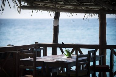 Zanzibar, Tanzanya - 22 Ocak 2019: Zanzibar Adası kıyısındaki restoran.