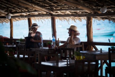 Zanzibar, Tanzanya - 22 Ocak 2019: Zanzibar Adası kıyısındaki restoran.