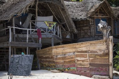 Zanzibar, Tanzanya - 22 Ocak 2019: Zanzibar Adası kıyısındaki restoran.