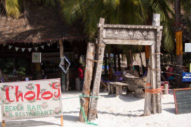 Zanzibar, Tanzanya - 22 Ocak 2019: Zanzibar Adası kıyısındaki restoran.
