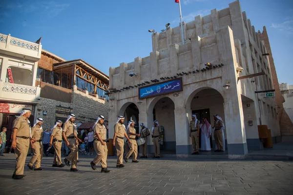 Doha Qatar Diciembre 2019 Alinear Policía Frente Estación Policía Mercado —  Fotos de Stock