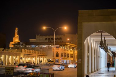 Doha, Katar, 22 Nisan 2022: Souq Waqif Pazarı 'nın geleneksel Arap mimarisinin gece görüşleri.