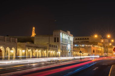 Doha, Katar, 22 Nisan 2022: Souq Waqif Pazarı 'nın geleneksel Arap mimarisinin gece görüşleri.