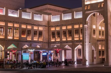 Doha, Katar, 22 Nisan 2022: Souq Waqif Pazarı 'nın geleneksel Arap mimarisinin gece görüşleri.