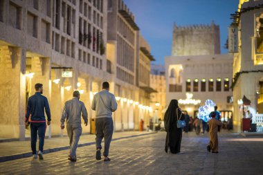 Doha, Katar, 22 Nisan 2022: Souq Waqif Pazarı 'nın geleneksel Arap mimarisinin gece görüşleri.