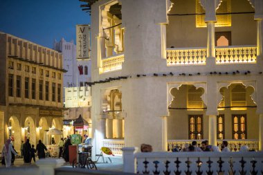 Doha, Katar, 22 Nisan 2022: Souq Waqif Pazarı 'nın geleneksel Arap mimarisinin gece görüşleri.