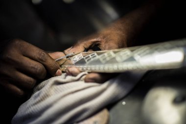 Doha, Katar - Mart 05.2022: Geleneksel Arap kılıçlarının yapımı.