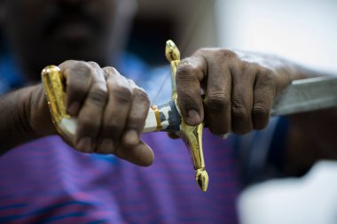 Doha, Katar - Mart 05.2022: Geleneksel Arap kılıçlarının yapımı.