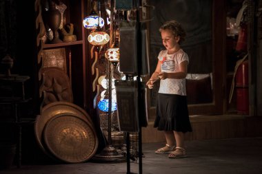 Doha, Katar - Mart 05.2022: Turistler Souq Wakif 'teki hediyelik eşya dükkanına bakıyorlar. 