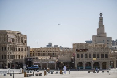 Doha, Katar, Mayıs, 6. 2019, Eski Çarşı Souk Waqif 'te minareleri olan geleneksel Arap camisi..