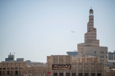Doha, Katar, Mayıs, 6. 2019, Eski Çarşı Souk Waqif 'te minareleri olan geleneksel Arap camisi..