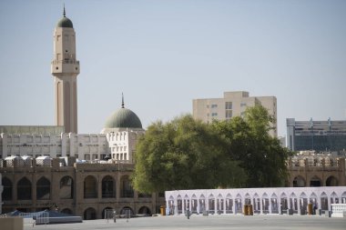 Doha, Katar, Mayıs, 6. 2019, Eski Çarşı Souk Waqif 'te minareleri olan geleneksel Arap camisi..