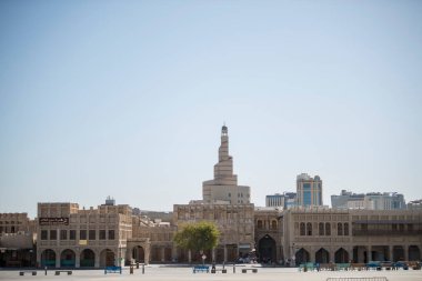 Doha, Katar, Mayıs, 6. 2019, Eski Çarşı Souk Waqif 'te minareleri olan geleneksel Arap camisi..