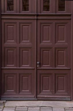 Almanya - 20 Aralık 2021: Eski Dekoratif Ana Giriş Tahta Kapı.