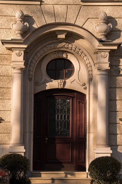 Mnichov Německo Prosince 2021 Staré Dekorativní Hlavní Vchod Dřevěné Dveře — Stock fotografie