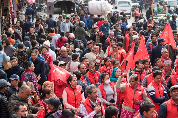 ネパール カトマンズ2022年4月2日 カトマンズの路上での共産主義者の抗議集会 ストックフォト