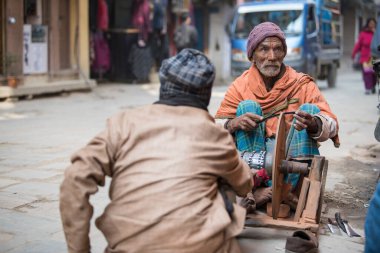 Katmandu, Nepal - 20 Nisan 2019: Bıçak bileyiciler geleneksel yoldan Katmandu sokaklarında bıçakları bilerler.