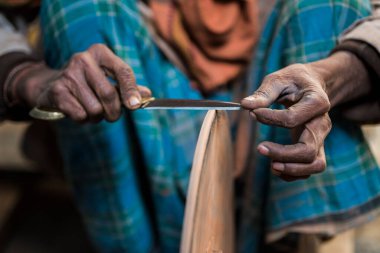 Katmandu, Nepal - 20 Nisan 2019: Bıçak bileyiciler geleneksel yoldan Katmandu sokaklarında bıçakları bilerler.