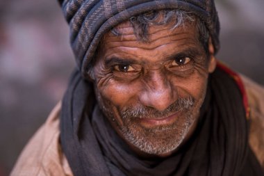 Katmandu, Nepal - 20 Nisan 2019: Bıçak bileyiciler geleneksel yoldan Katmandu sokaklarında bıçakları bilerler.