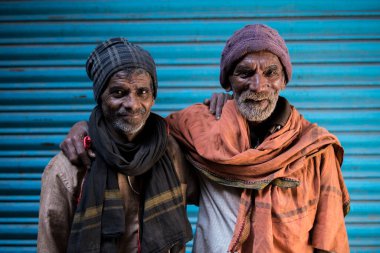 Katmandu, Nepal - 20 Nisan 2019: Bıçak bileyiciler geleneksel yoldan Katmandu sokaklarında bıçakları bilerler.