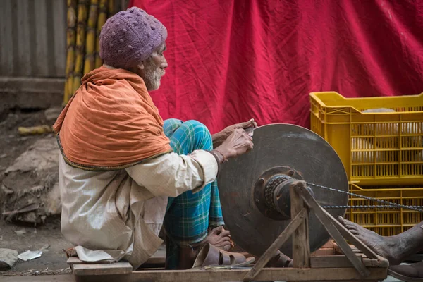尼泊尔加德满都 2019年4月20日 刀具磨刀机以传统方式在加德满都街道上磨刀 — 图库照片