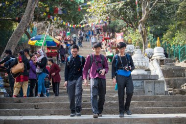 Katmandu, Nepal - 20 Nisan 2022: Turistler Katmandu 'nun yukarısındaki antik Swayambhunath tapınağını ziyaret ettiler.