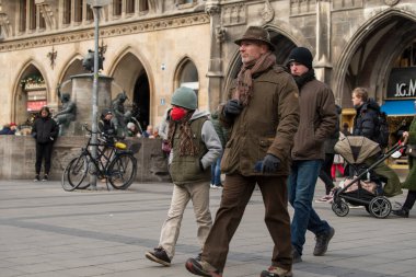 Münih, Almanya - 20 Aralık 2021: Marienplatz, Münih 'te kalabalık. Münih 'in Marienplatz kentin en ünlü meydanı. Eski şehrin kalbinde yer alıyor..