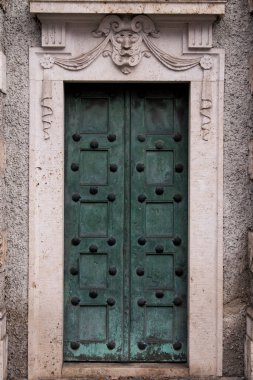 Almanya-30 Eylül 2022: Antika işlemeli demir giriş kapısı.