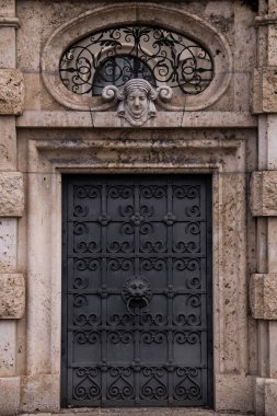 Almanya-30 Eylül 2022: Antika işlemeli demir giriş kapısı.
