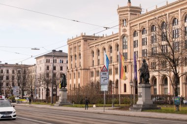 Münih, Almanya - 20 Aralık 2021: Yukarı Bavyera ilçe yönetiminin mimarisi üzerine görüş.